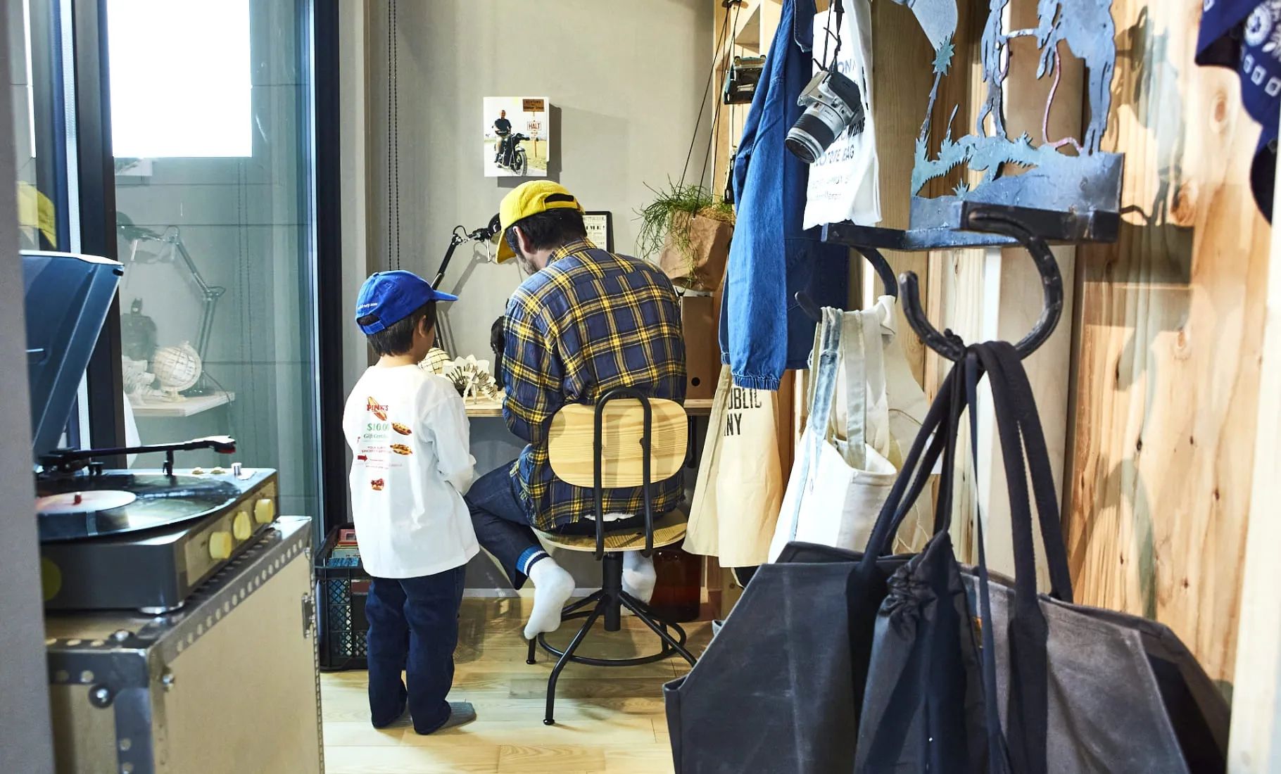 木の温かみのある部屋にいる親子の写真